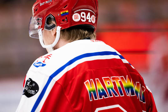 Timrås Sebastian Hartmann med priderfärger på tröjan