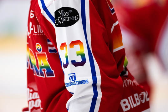 Timrås Albin Lundins tröja i priderfärjer
