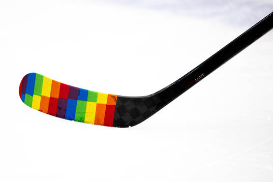 Klubba med pride tejp