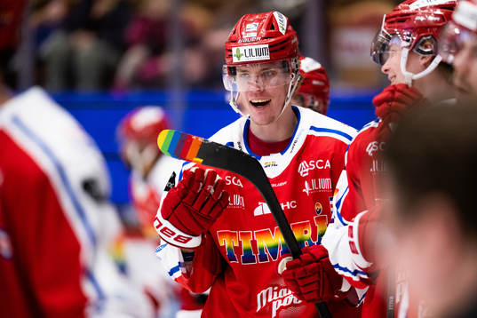 Timrås Jakob Stenqvist med pride tejp på klubban