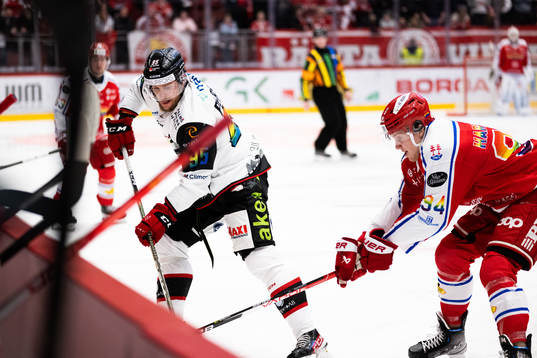 Malmö Redhawks Carl Persson och Timrås Sebastian Hartmann