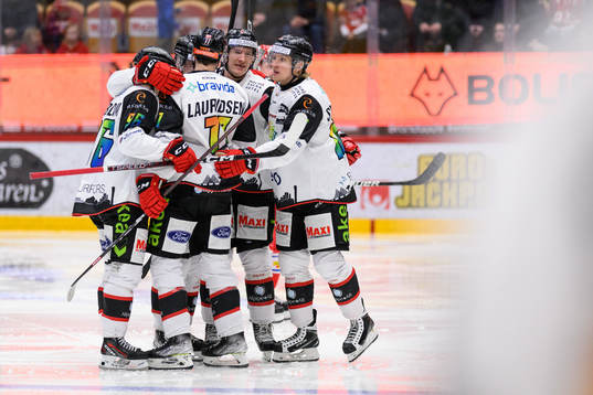 Malmö Redhawks Markus Lauridsen jublar med lagkamrater