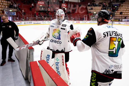 Malmö Redhawks målvakt Adam Werner och Emil Sylvegård