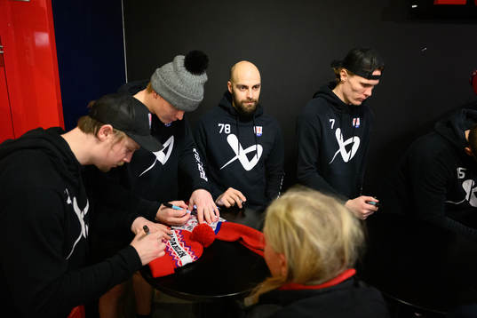 Timråspelarna skriver autografer