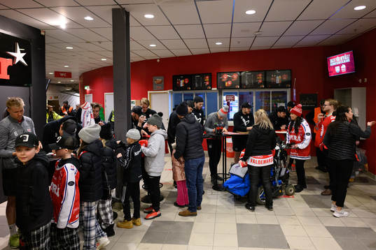 Timråspelarna skriver autografer