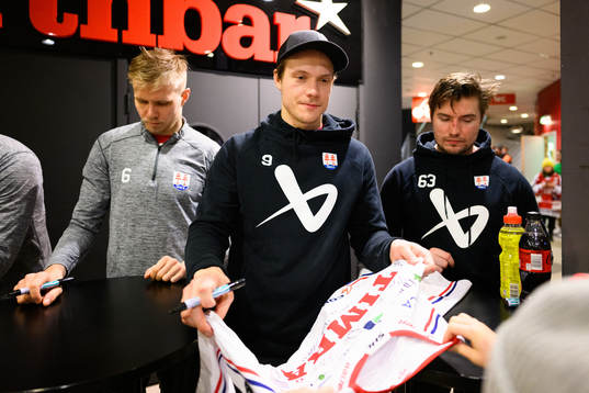 Timrås Didrik Strömberg skriver autografer