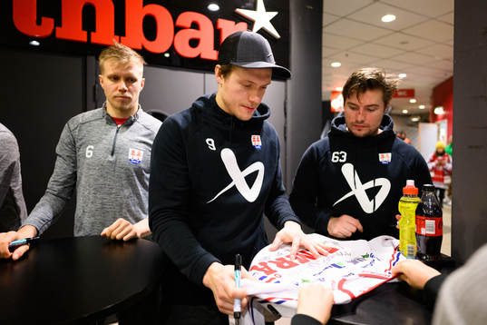 Timrås Didrik Strömberg skriver autografer