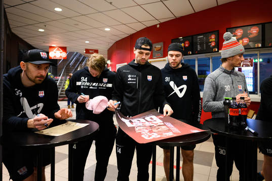 Timråspelarna skriver autografer