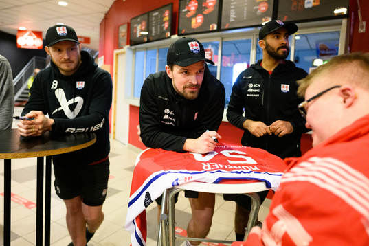 Timrås Anton Lander skriver autografer