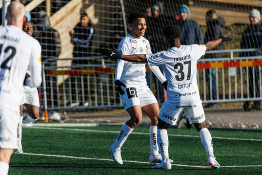 Häckens Momodou Lamin Sonko jublar