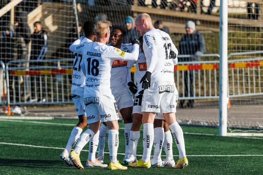 Häckens Momodou Lamin Sonko jublar med lagkamrater