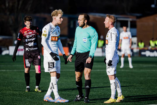 Häckens Samuel Gustafson pratar med domare Kaspar Sjöberg