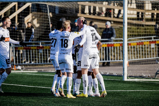 Häckens Momodou Lamin Sonko har gjort 0-1 och jublar