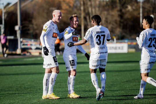 Häckens Mikkel Rygaard Jensen har gjort 0-3 och jublar