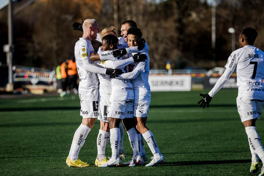 Häckens Mikkel Rygaard Jensen har gjort 0-3 och jublar