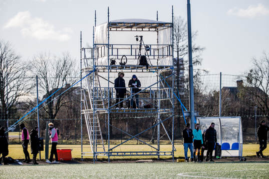 Tv-fotografen som filmade matchen ramlade genom golvet på