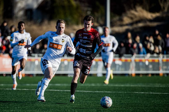Häckens Lars Olden Larsen och Trollhättans Max Gummesson