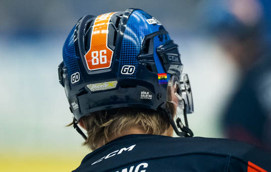 Prideflaggan på Växjös Joachim Blichfeld hjälm