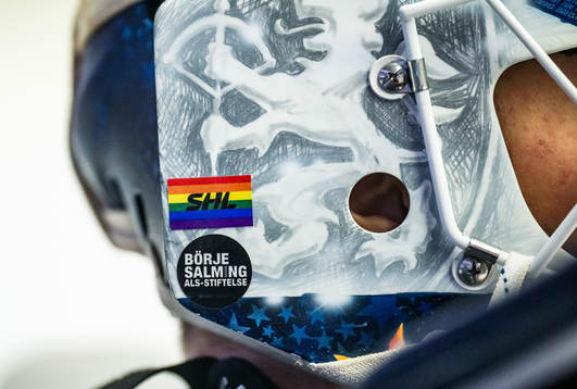 Prideflaggan på en hockeymask