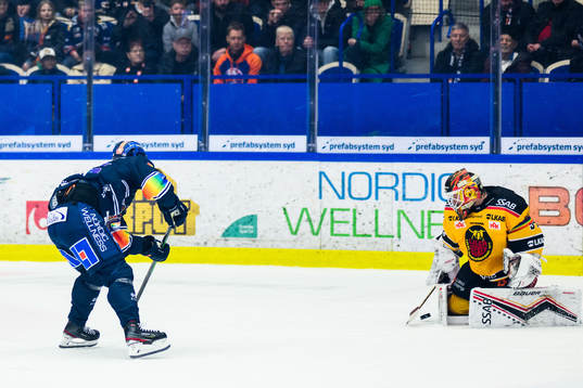 Luleås målvakt Joel Lassinantti rädder en straff från