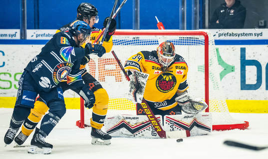 Växjös Jayden Halbgewachs och Luleås målvakt Joel