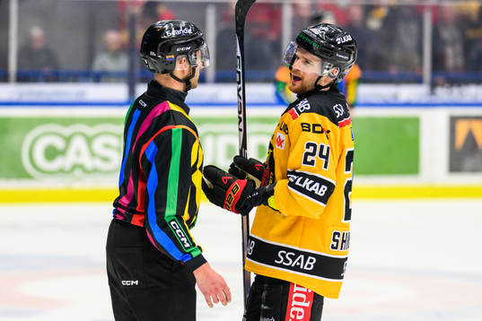 Luleås Brendan Shinnimin reagerar mot domarna