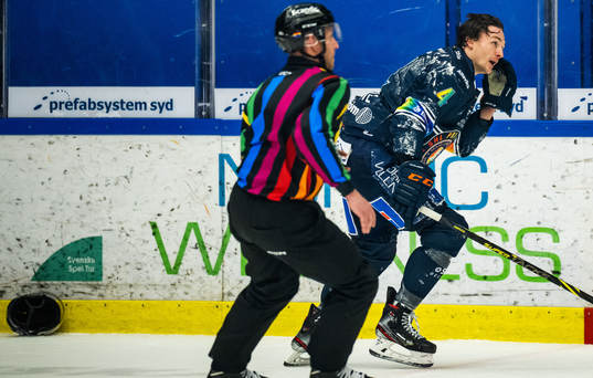 Växjös Keegan Lowe reagerar