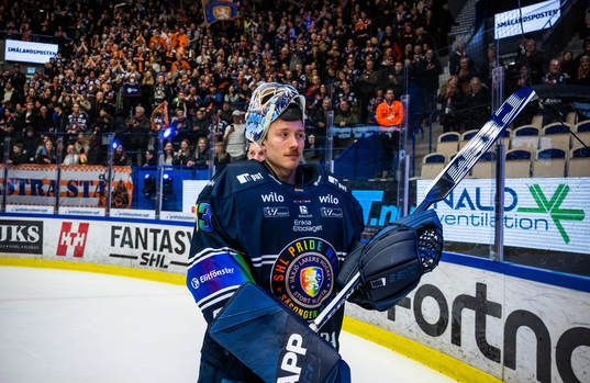 Växjös målvakt Emil Larmi jublar