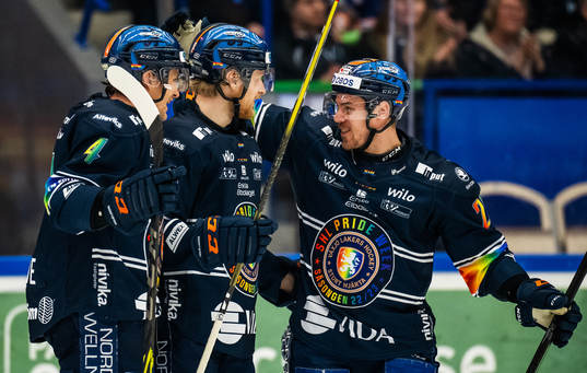 Växjös Joachim Blichfeld jublar med lagkamrater