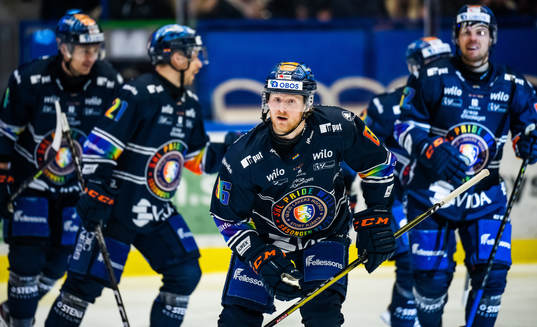 Växjös Joachim Blichfeld jublar med lagkamrater