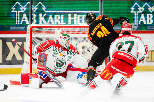 Brynäs Hannes Björninen gör 1-0 bakom Frölundas