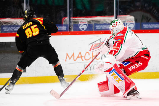 Brynäs Nick Olesen och Frölundas målvakt Lars Johansson