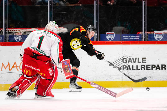 Brynäs Nick Olesen gör 3-0 bakom Frölundas målvakt Lars