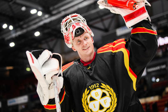 Brynäs målvakt Jussi Olkinuora jublar