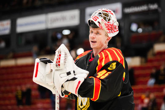 Brynäs målvakt Jussi Olkinuora jublar
