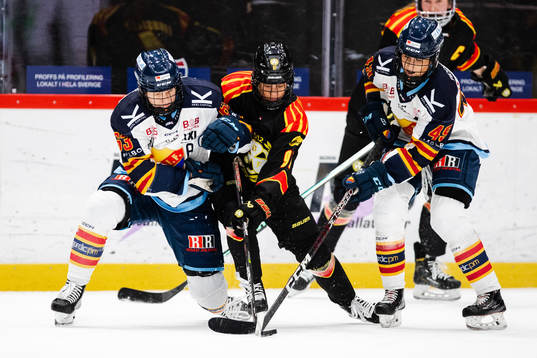 Djurgårdens Josefine Jakobsen och Fanny Rask mot Brynäs