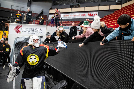 Brynäs målvakt Amanda Johansson jublar