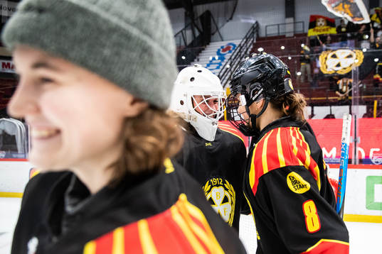 Brynäs målvakt Amanda Johansson och Savine Wielenga jublar