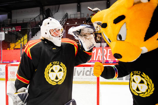 Brynäs målvakt Amanda Johansson jublar