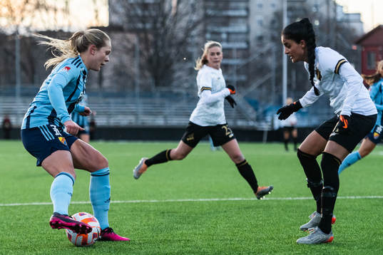 Djurgårdens Nellie Lilja och AIKs Lawlaw Nazeri