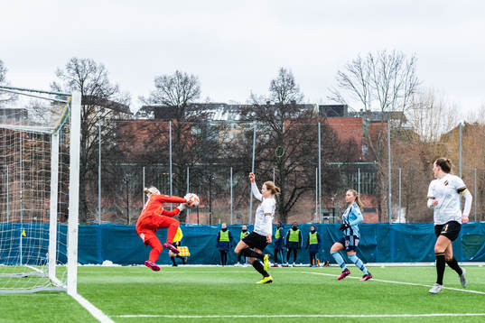 Djurgårdens Målvakt Hedvig Lindahl, AIKs Sara Nordin,