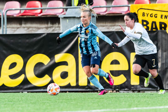 Djurgårdens Tove Almqvist och AIKs Michelle Rojas Flores