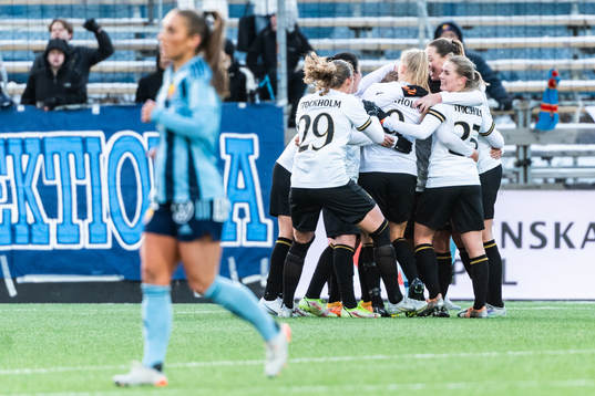 AIKs Julia Laukström och Olivia Lindstedt jublar med