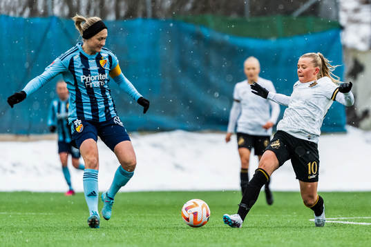 Djurgårdens Sanna Kullberg och AIKs Matilda Nildén