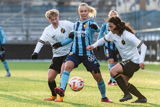 AIKs Monica Hagström, Djurgårdens Tove Almqvist och AIKs