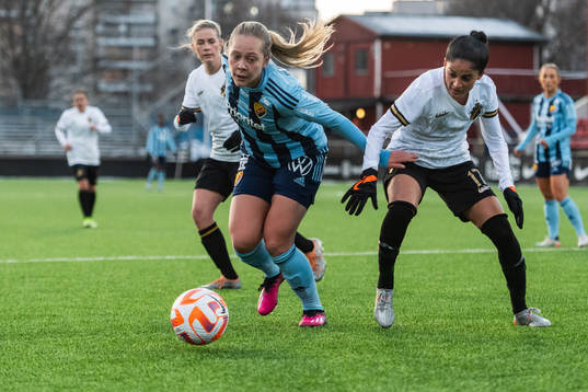 Djurgårdens Nellie Lilja och AIKs Lawlaw Nazeri