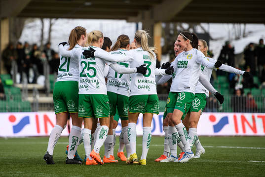 Hammarbys Maika Hamano jublar med lagkamrater