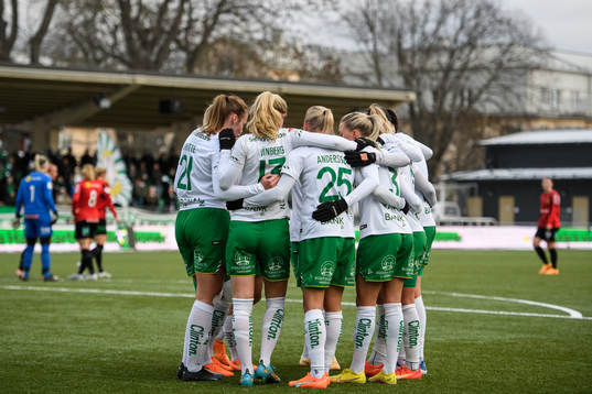 Hammarbys Matilda Vinberg jublar med lagkamrater