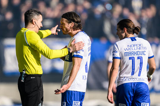 IFK Göteborgs Gustav Svensson diskuterar med domaren