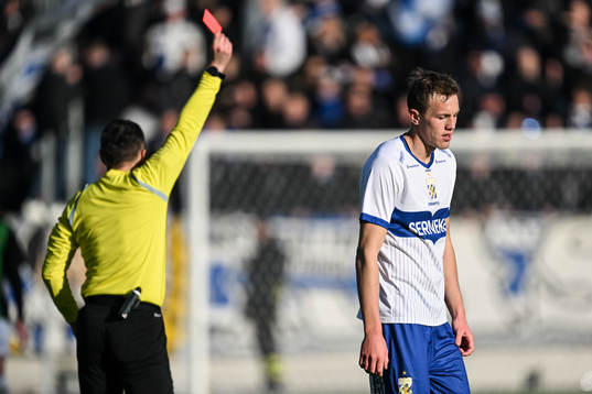 IFK Göteborgs Adam Carlén för ett rött kort